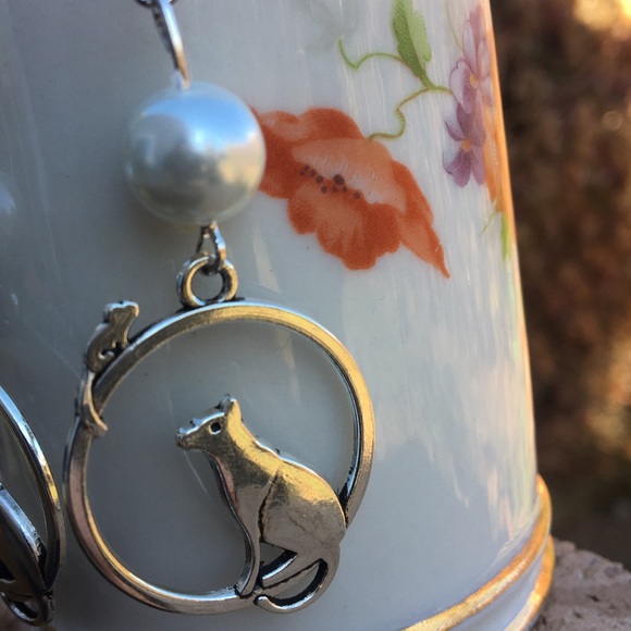 White Glass Pearl Cat and Mouse Dangle Earrings - Picture 3 of 6